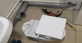 Установка напольного унитаза в Городце: монтаж под ключ от СантехДомГрд от 5199 рублей.